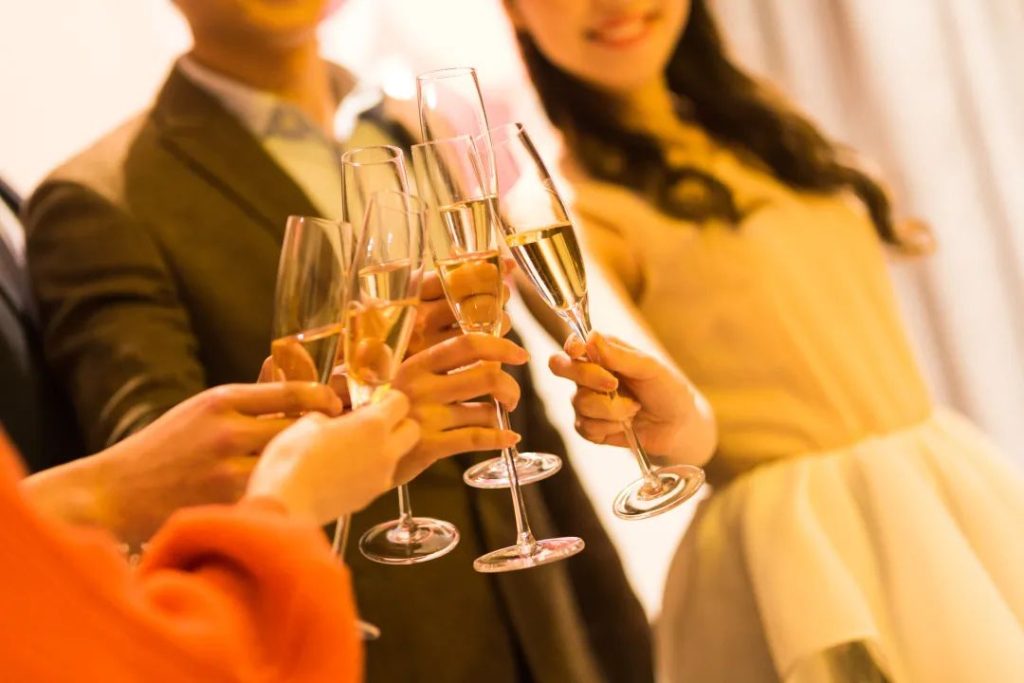 外阴白斑患者喝酒后会造成哪些危害?